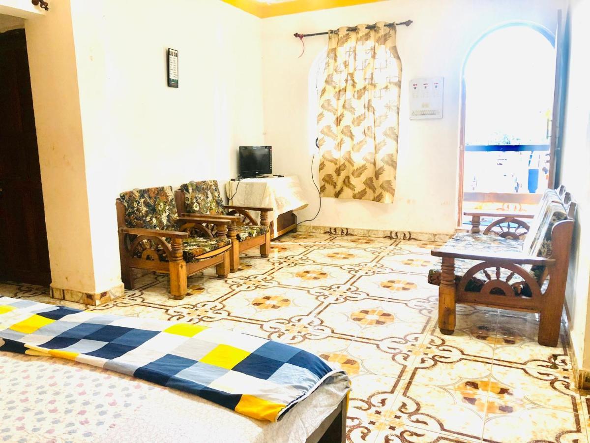 Blue Waves Guest House Calangute Esterno foto