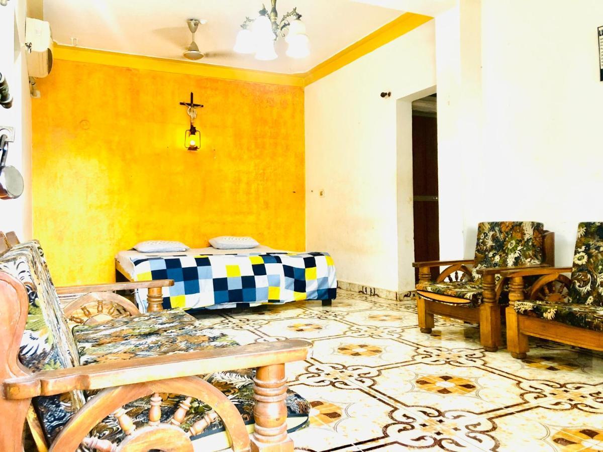 Blue Waves Guest House Calangute Esterno foto