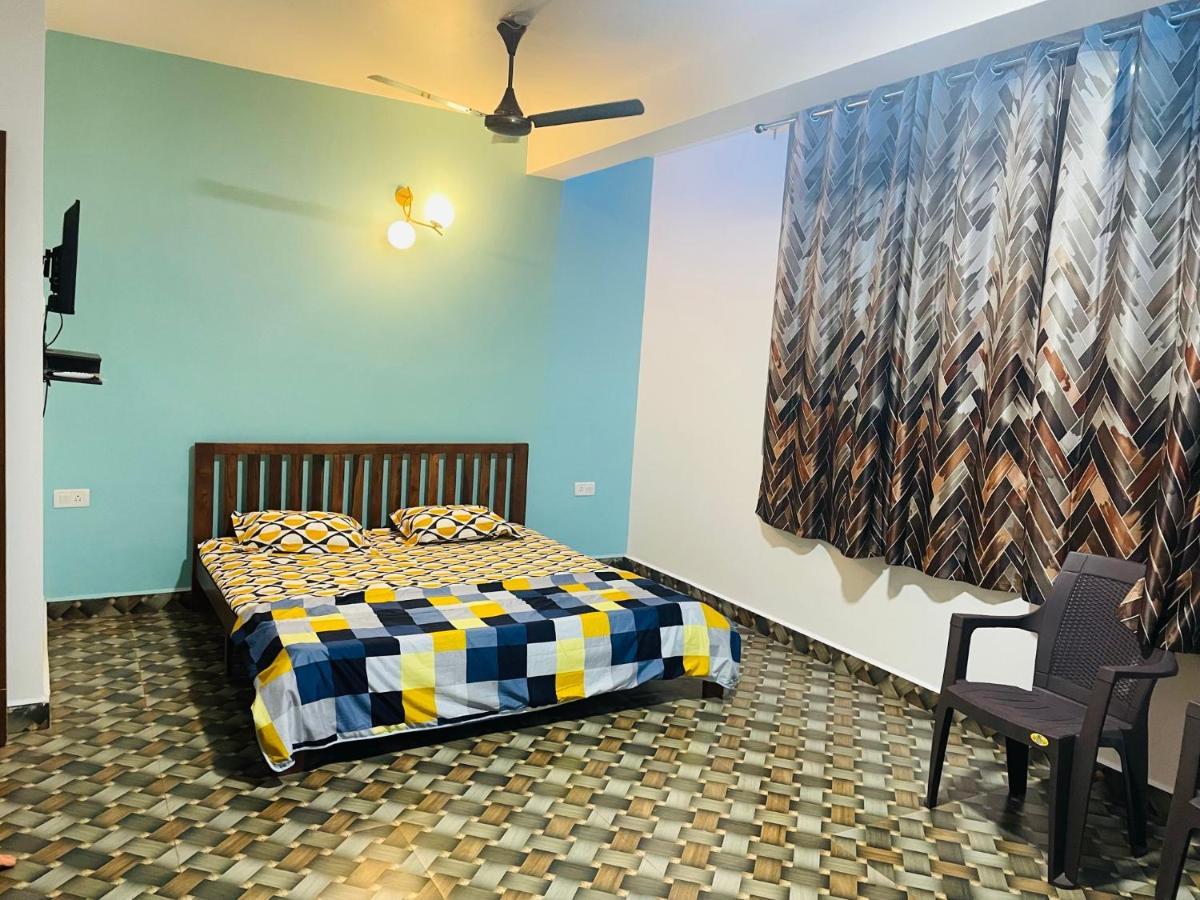 Blue Waves Guest House Calangute Esterno foto