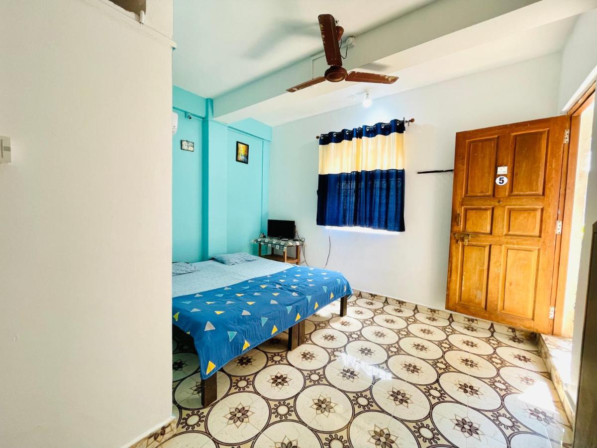 Blue Waves Guest House Calangute Esterno foto