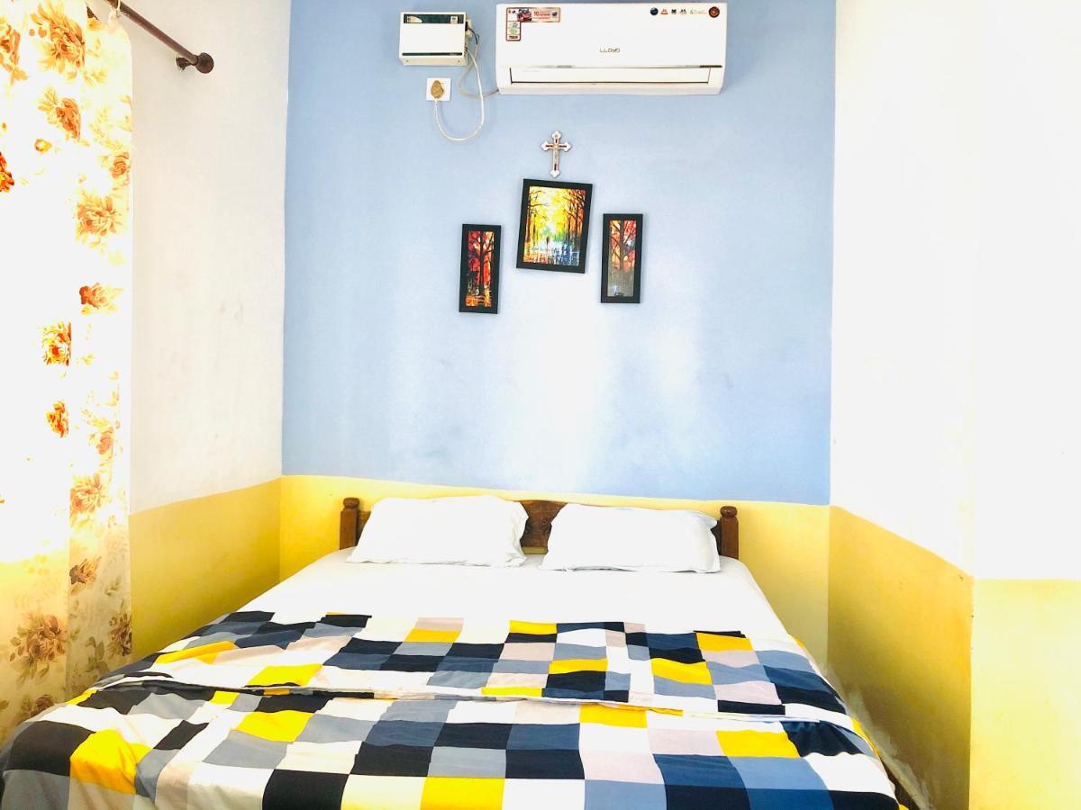Blue Waves Guest House Calangute Esterno foto