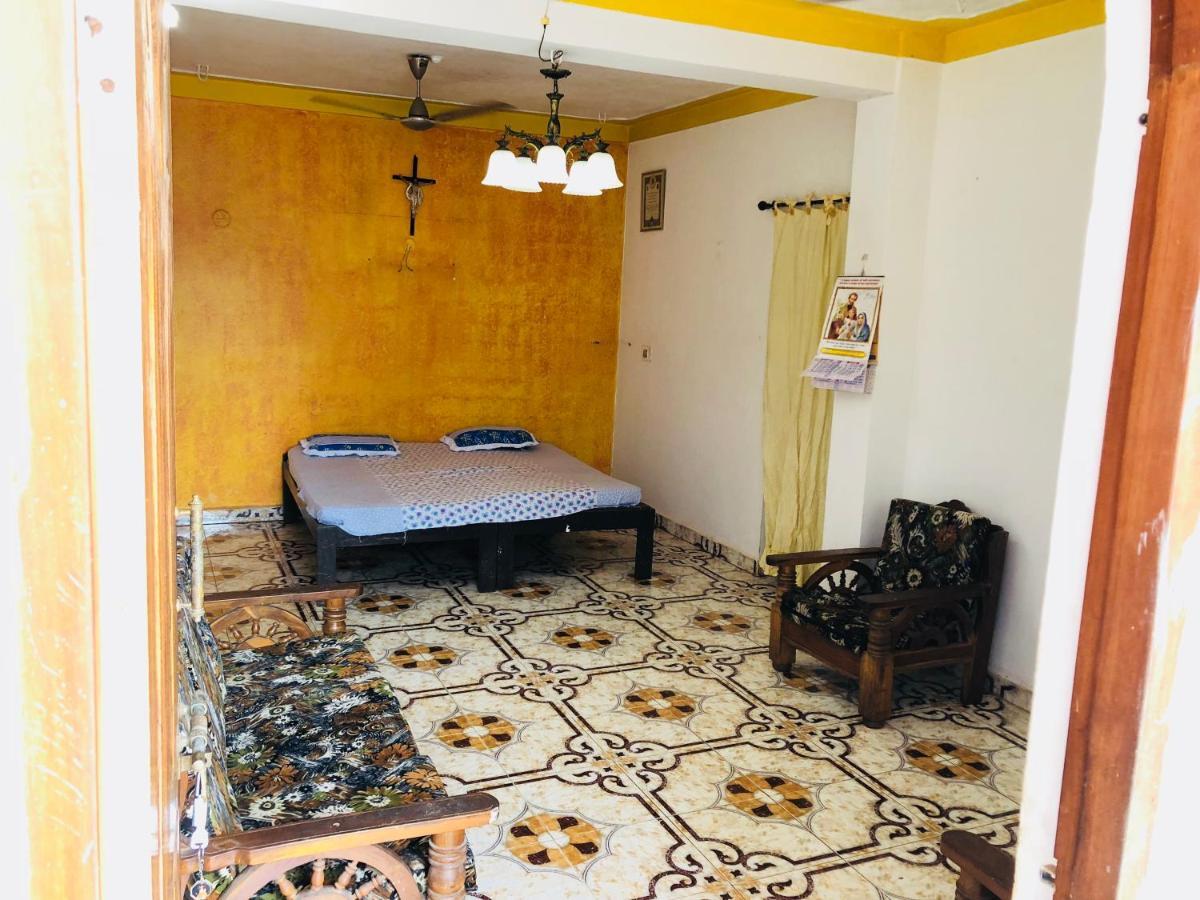 Blue Waves Guest House Calangute Esterno foto